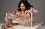 fotografo newborn Sicilia neonato avvolto luce soffusa castellammare del golfo