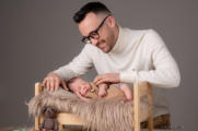 fotografo newborn Sicilia neonato avvolto luce soffusa castellammare del golfo